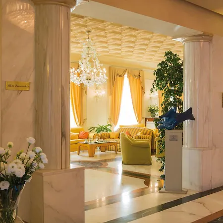 Otel Plaza E De Russie - Relais & Chateaux