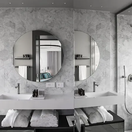 Plaza E De Russie - Relais & Chateaux Hotel