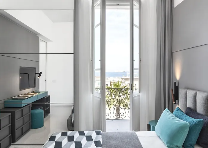 Plaza E De Russie - Relais & Chateaux Hotel 5*